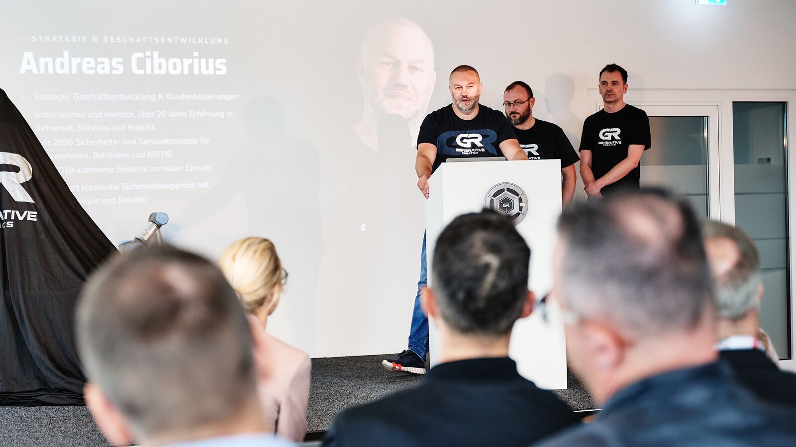 Andreas Ciborius at the lectern in front of his name slide, behind him Aleksej Tokarev and Thomas Schröter