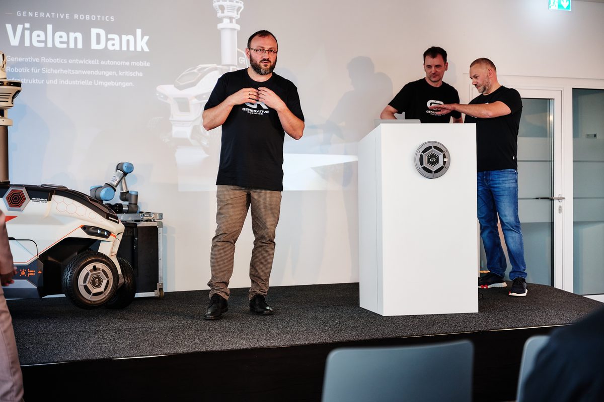 Close of the press conference on stage, on the left the GR-01